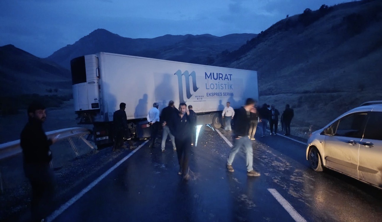 TIR KAZA YAPTI: YÜKSEKOVA-VAN KARAYOLUNDA ONLARCA ARAÇ YOLDA MAHSUR KALDI