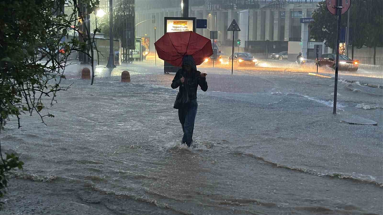 İSTANBUL’U SAĞANAK VURDU, METREKAREYE 240 KİLOGRAMI AŞAN YAĞIŞ DÜŞTÜ