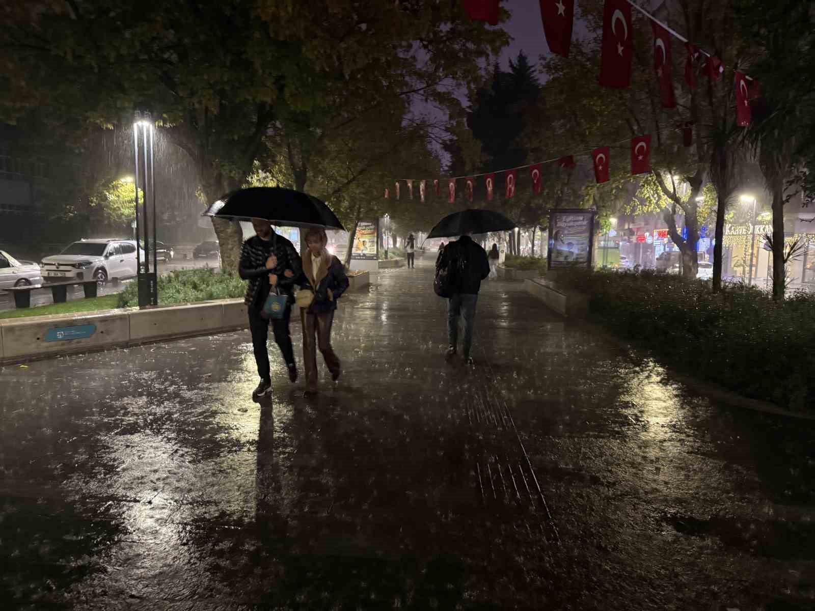 KOCAELİ’DE BEKLENEN SAĞANAK ETKİSİNİ GÖSTERMEYE BAŞLADI