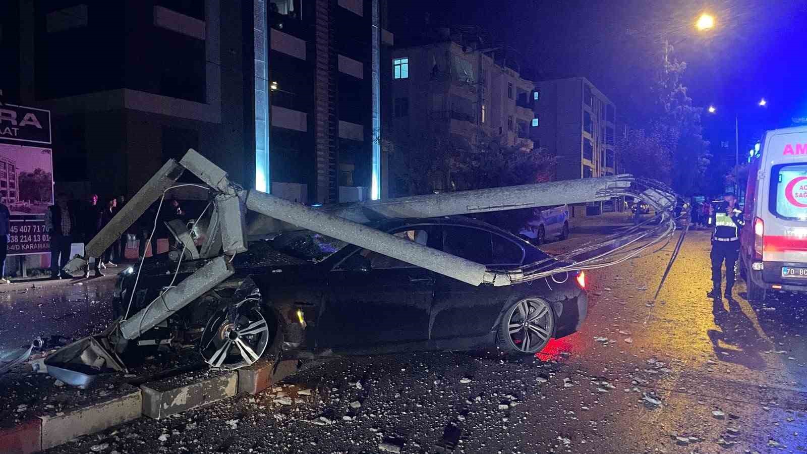 KARAMAN’DA OTOMOBİL REFÜJDEKİ DİREĞİ DEVİRDİ: 2 YARALI