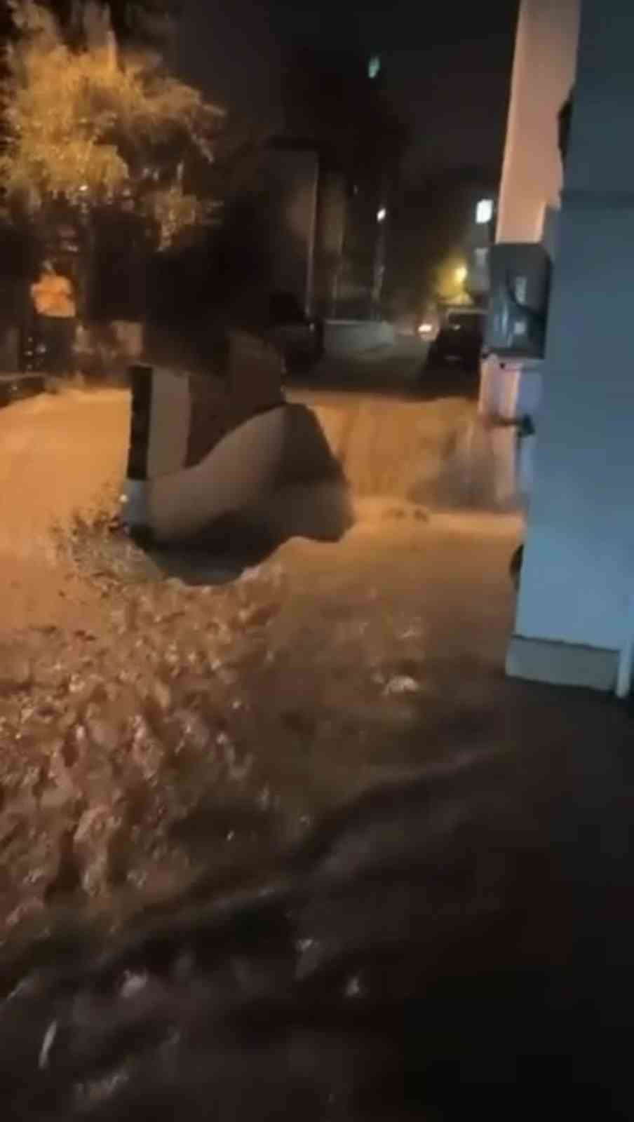 KOCAELİ’DE SAĞANAK ETKİSİNİ SÜRDÜRÜYOR: CADDE VE SOKAKLAR GÖLE DÖNDÜ