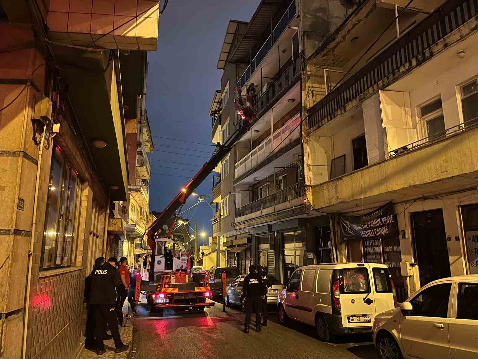 BURSA’DA SAATLER SÜREN REHİNE KRİZİ: ANNESİNİ REHİN ALDI, ÖZEL HAREKAT OPERASYONUYLA EVDEN ÇIKARILDI