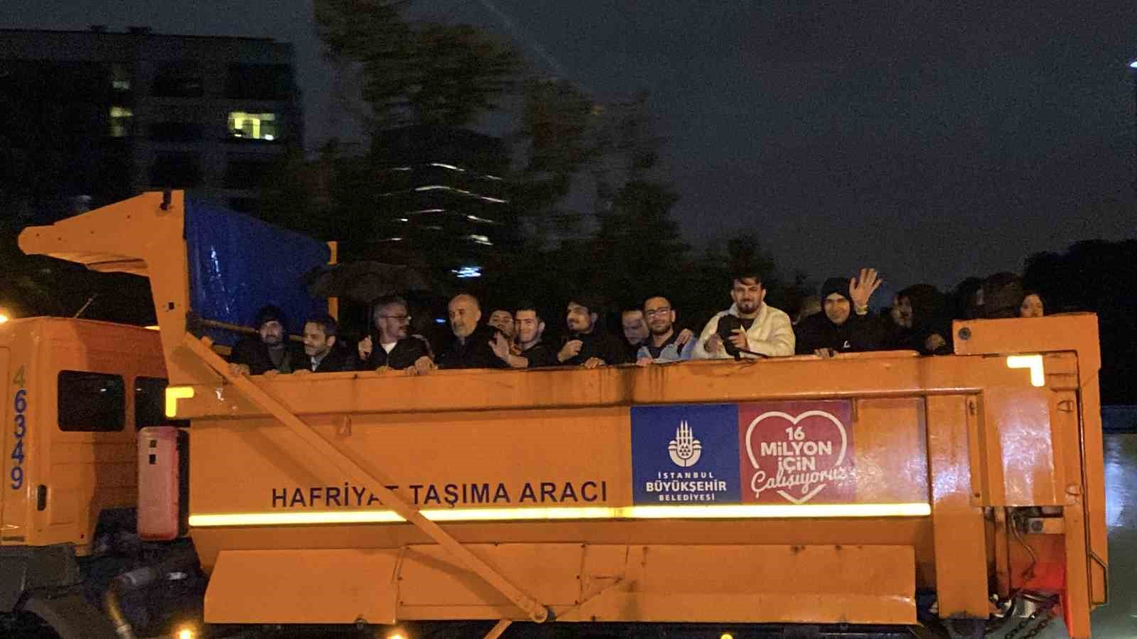 SARIYER’DE MAHSUR KALAN 200’ÜN ÜZERİNDE ÇALIŞAN, KAMYONLARLA KURTARILDI