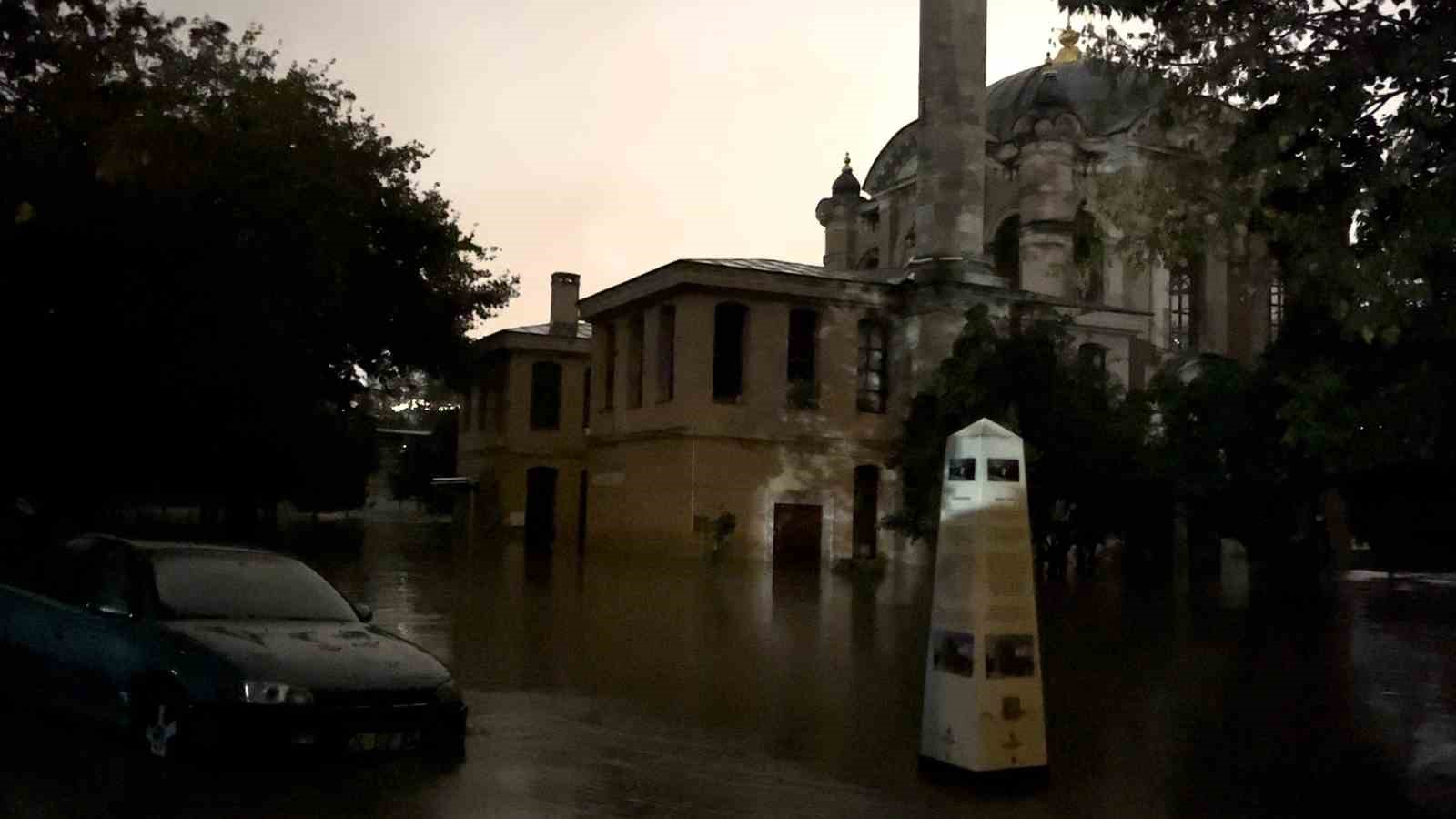 TARİHİ SADABAT CAMİSİ VE SEDEF ATÖLYESİ SULAR ALTINDA KALDI