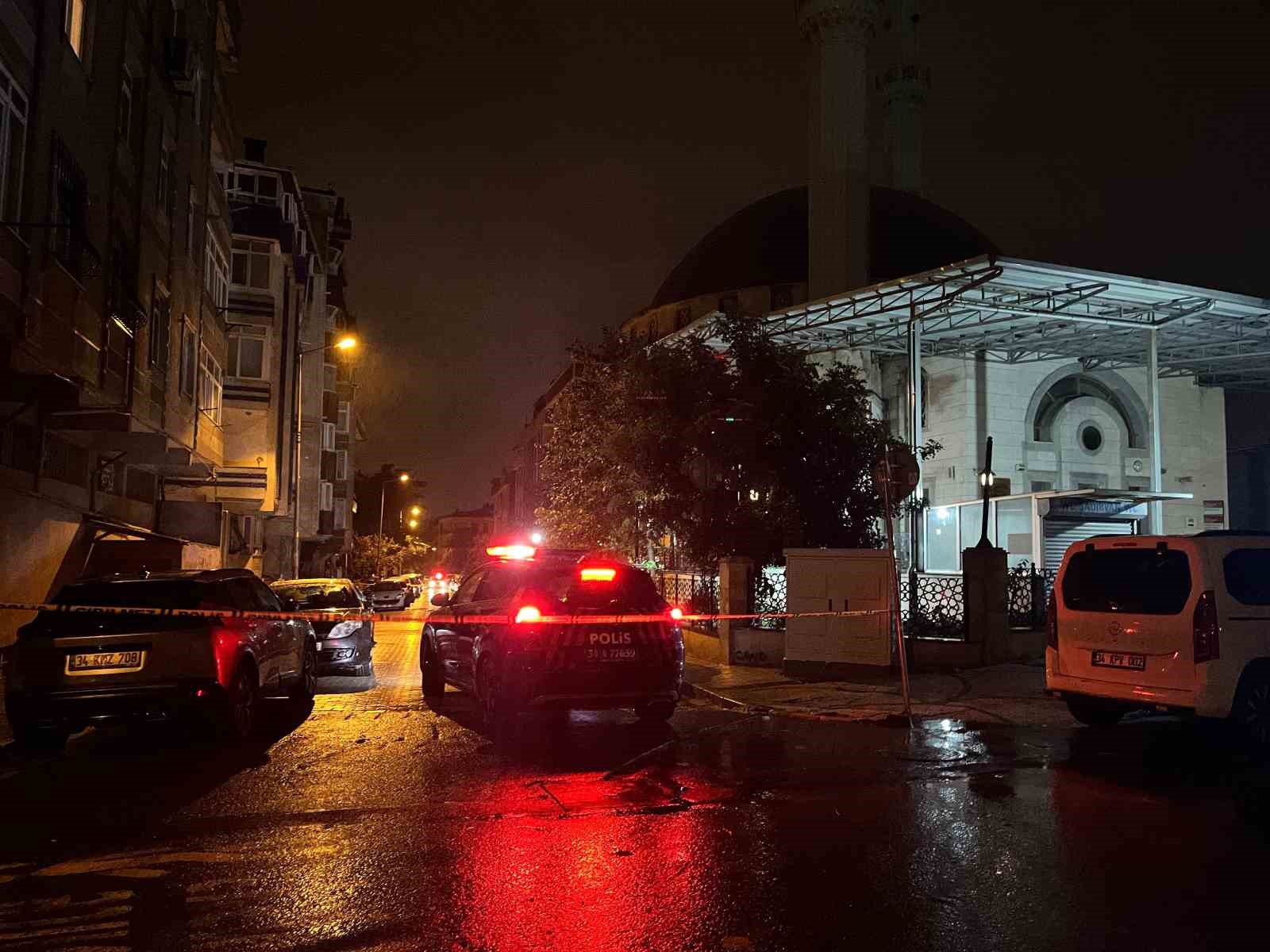 KÜÇÜKÇEKMECE’DE YAĞIŞ SONRASI MİNAREDEN KURŞUN LEVHALAR DÜŞTÜ, SOKAK TRAFİĞE KAPATILDI