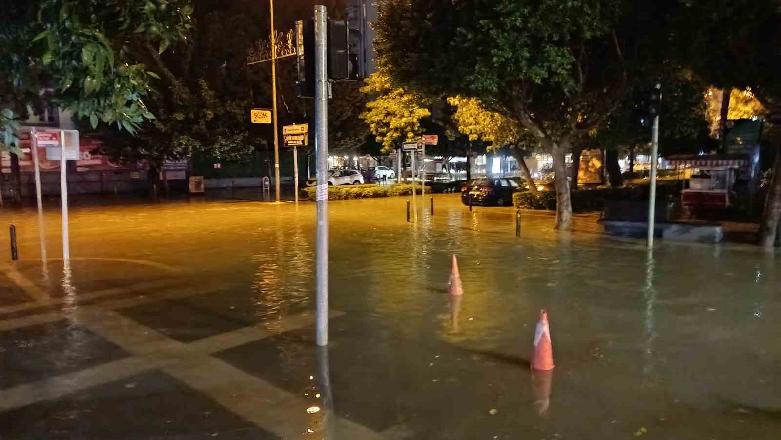ADANA’DA 45 DAKİKALIK SAĞANAK YOLLARI SU ALTINDA BIRAKTI