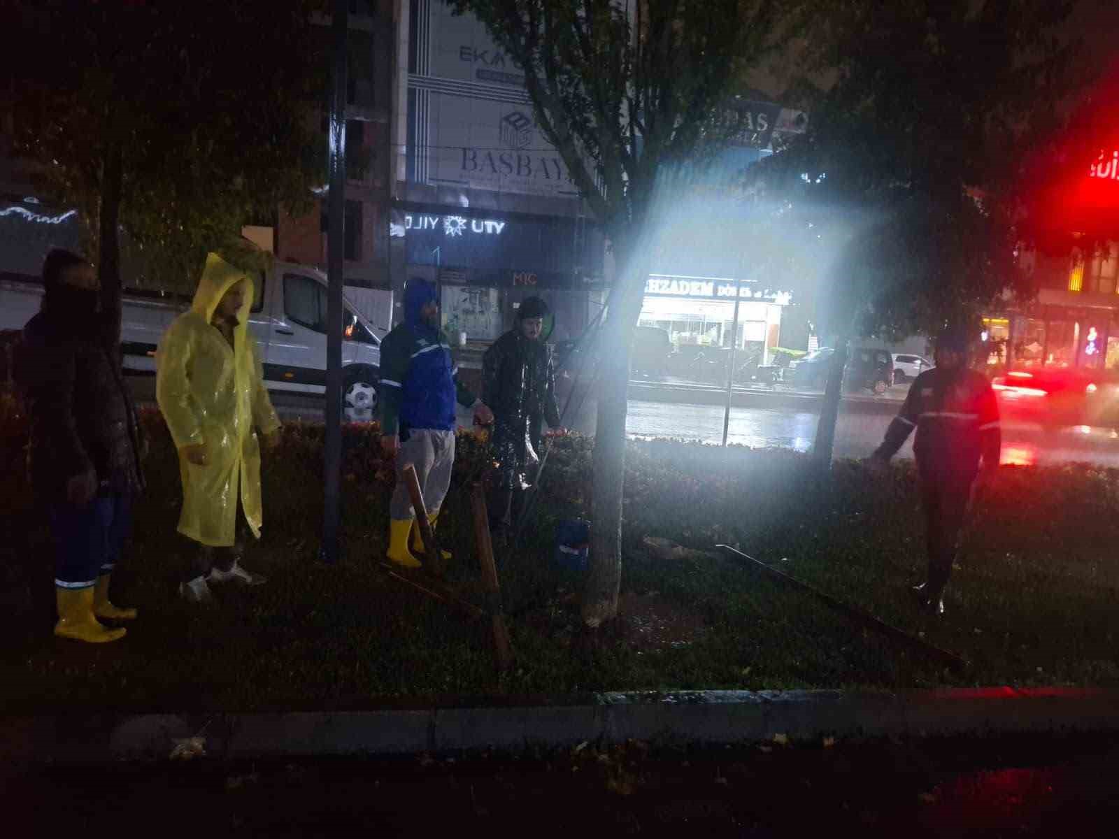 ARNAVUTKÖY’DE YAĞIŞ MESAİSİ: 300 PERSONEL VE 80 ARAÇ SAHADA