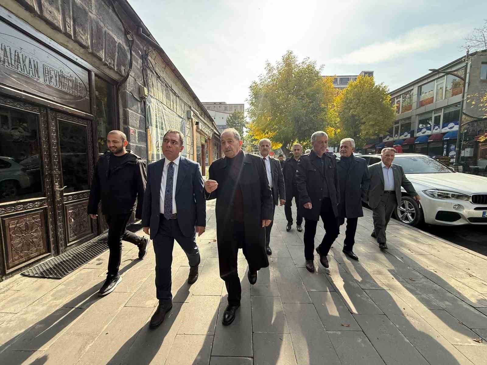 KARS’TA KALDIRIM İŞGALLERİNE KARŞI ESNAFA BİLGİLENDİRME YAPILDI