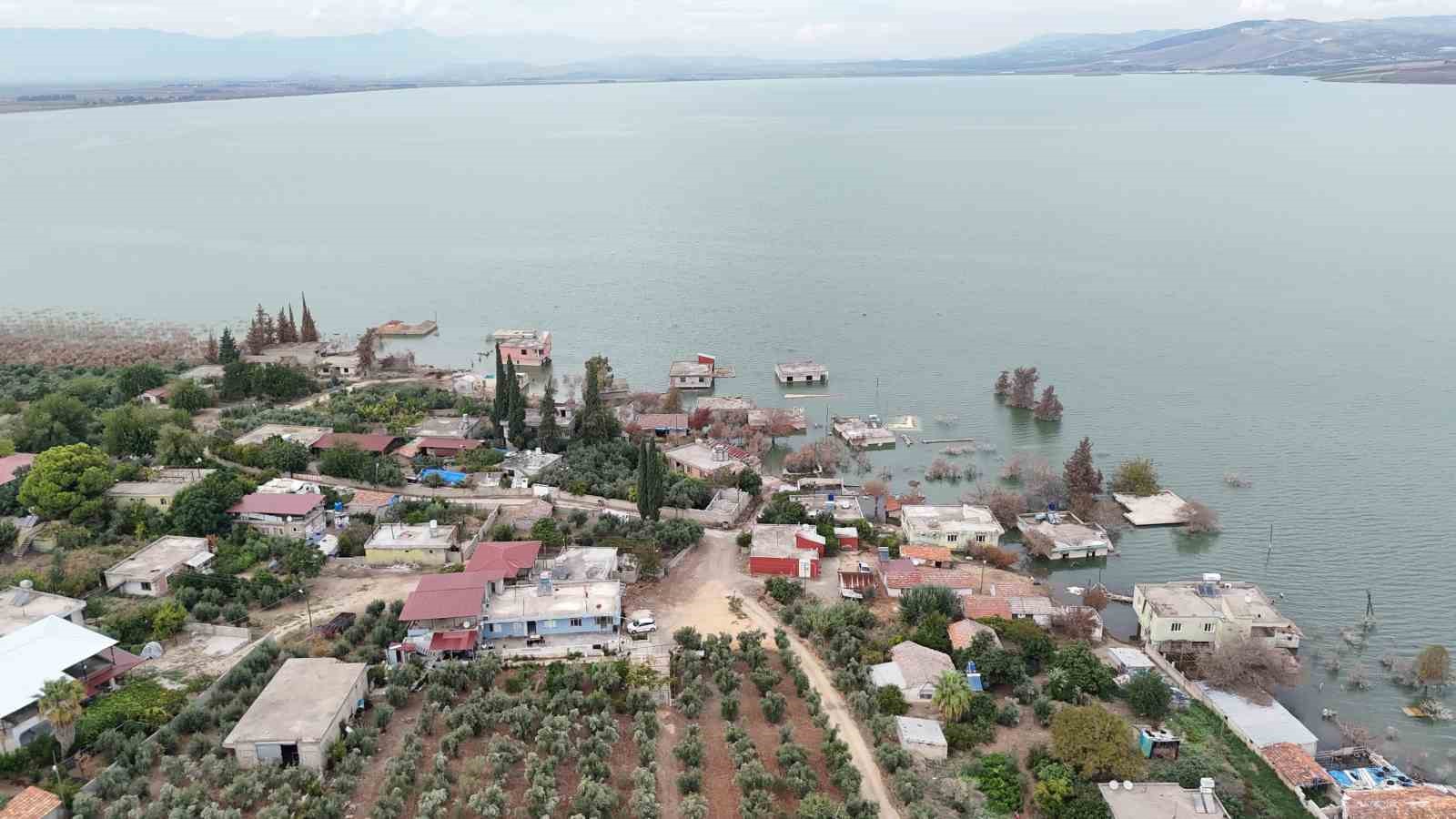 AŞIRI YAĞIŞLARLA BİRLİKTE SULAR ALTINDA KALAN KÖY OLTA BALIKÇILARININ UĞRAK NOKTASI OLDU