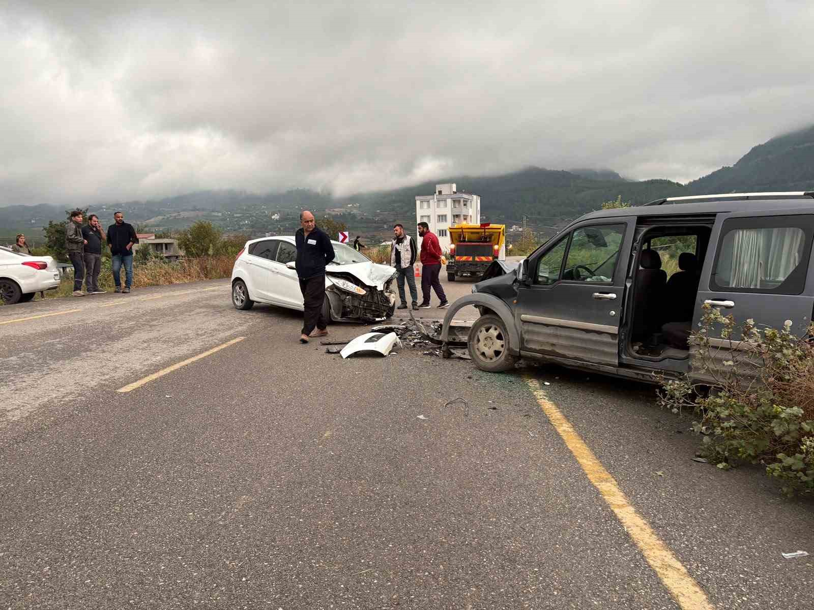 OSMANİYE’DE HAFİF TİCARİ ARAÇLA OTOMOBİL ÇARPIŞTI: 3 YARALI