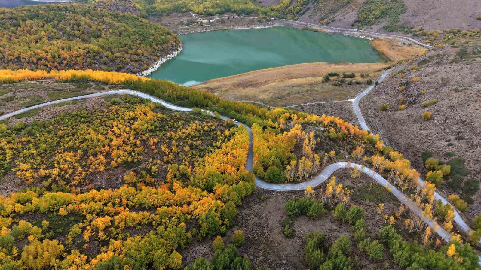 NEMRUT KALDERASI’NDA SONBAHAR RENKLERİ GÖRSEL ŞÖLEN SUNUYOR