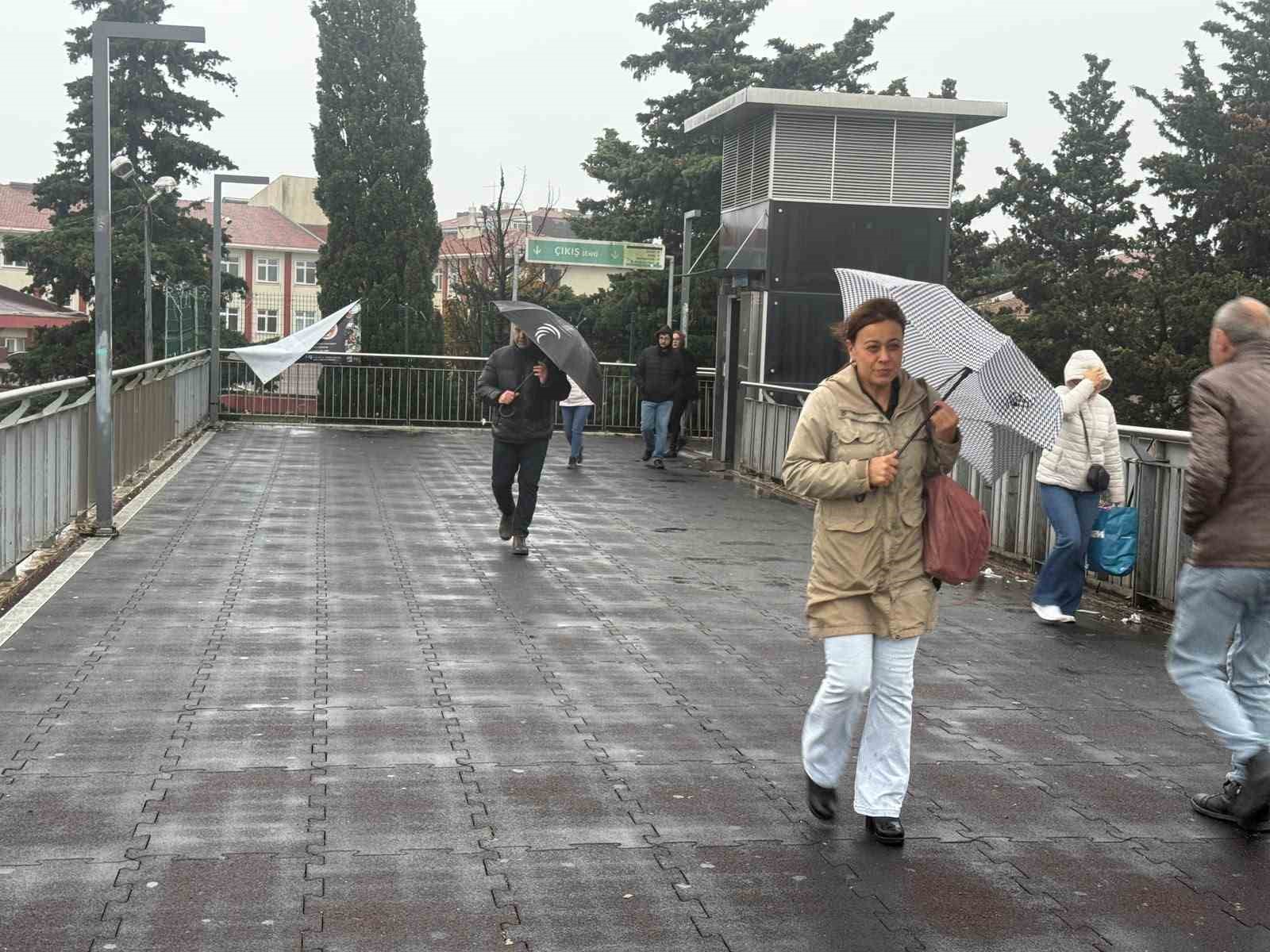 İSTANBUL’DA TRAFİK YOĞUNLUĞU OLUŞTU, İŞE GİTMEK İSTEYEN VATANDAŞLAR ZOR ANLAR YAŞADI