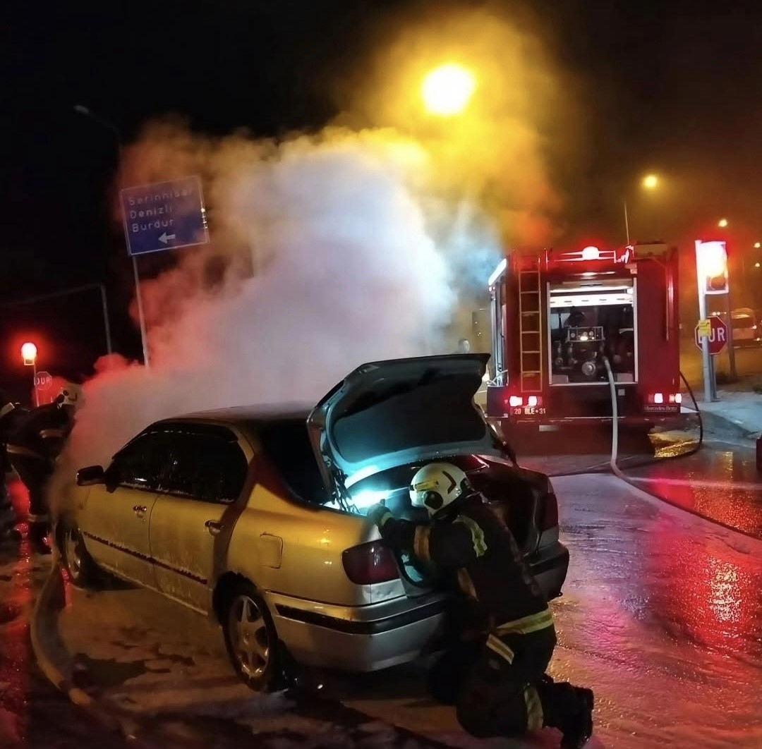 ACIPAYAM’DA ARAÇ YANGINI KORKUTTU