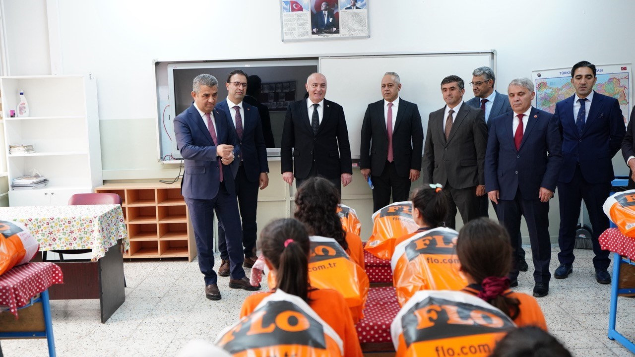 TOBB VE ETSO’DAN SOSYAL SORUMLULUK KAPSAMINDA 250 ÖĞRENCİYE BOT VE MONT DESTEĞİ