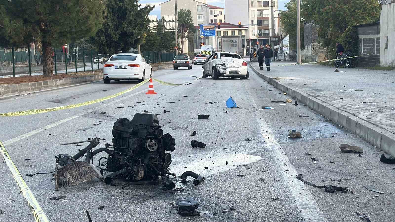 BURDUR’DA FECİ KAZA: OTOMOBİLİN MOTORU YERİNDEN KOPTU, SÜRÜCÜSÜ AĞIR YARALANDI