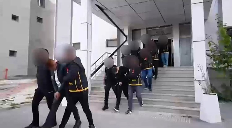 VAN’DA OPERASYON: 2.3 MİLYAR TL’LİK ŞÜPHELİ PARA HAREKETİ TESPİT EDİLEN 11 KİŞİ TUTUKLANDI