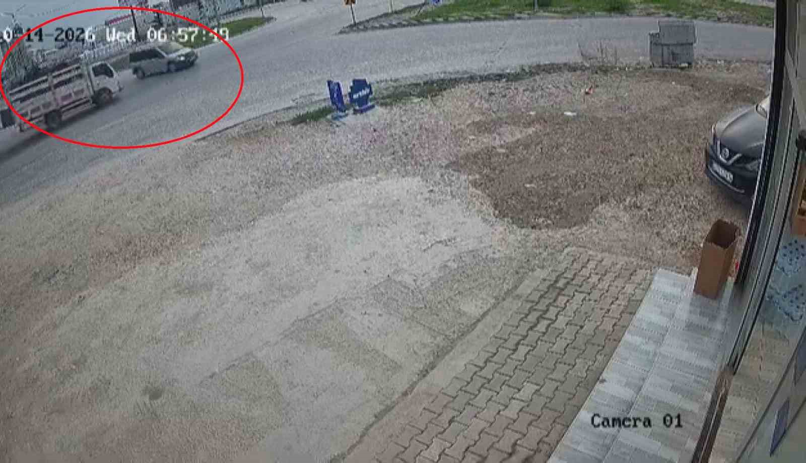 HATAY’DA KAMYONETLE ÇARPIŞAN HAFİF TİCARİ ARAÇ SÜRÜCÜSÜ YARALANDI