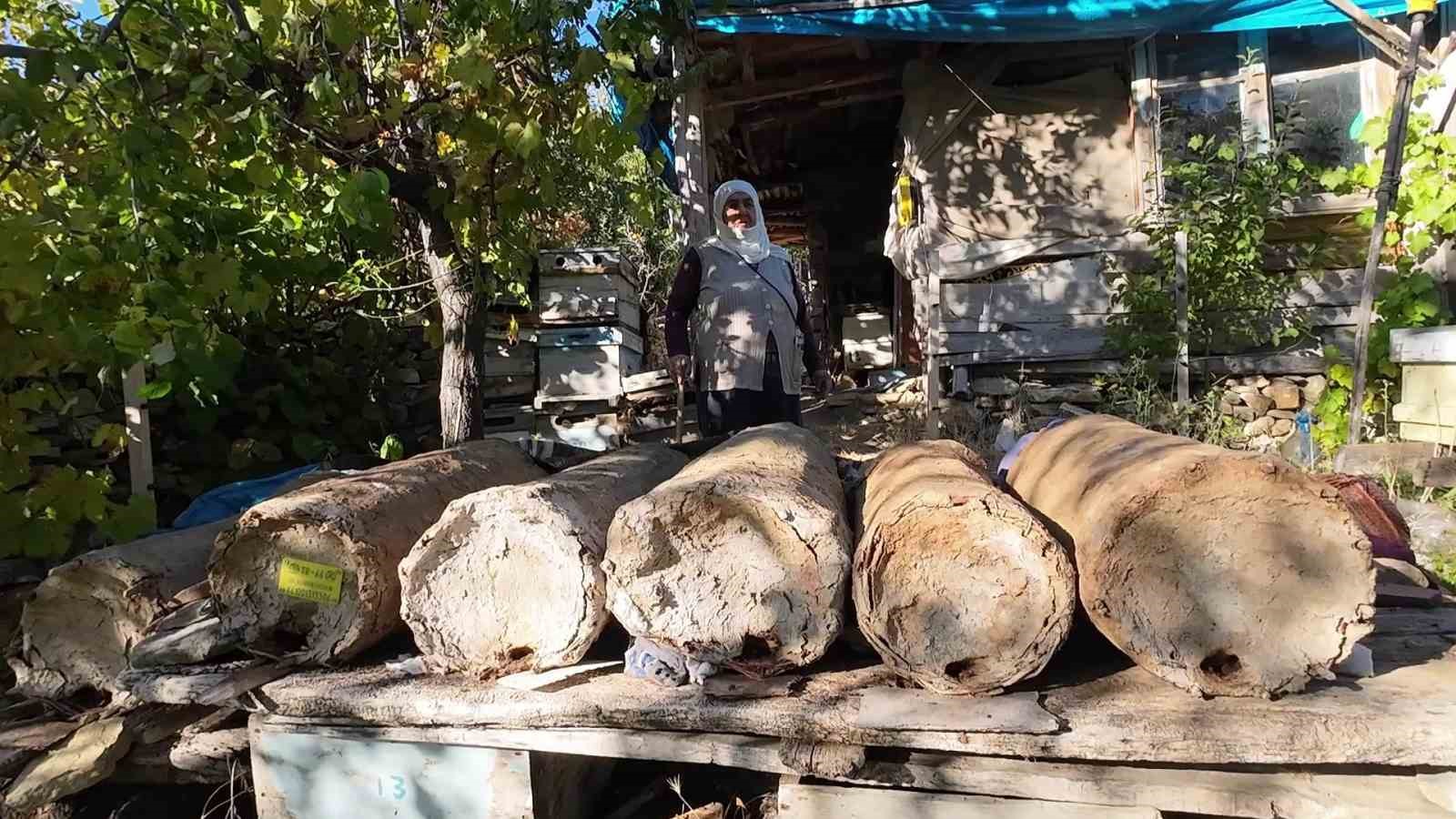 85 YAŞINDA KARAKOVAN BALI ÜRETİYOR