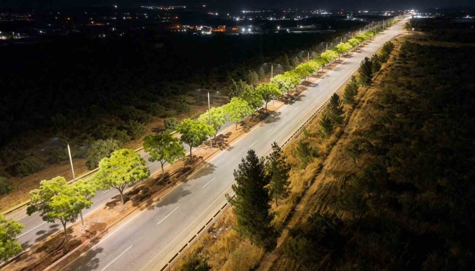 18 KİLOMETRELİK YOLA 472 YENİ AYDINLATMA DİREĞİ
