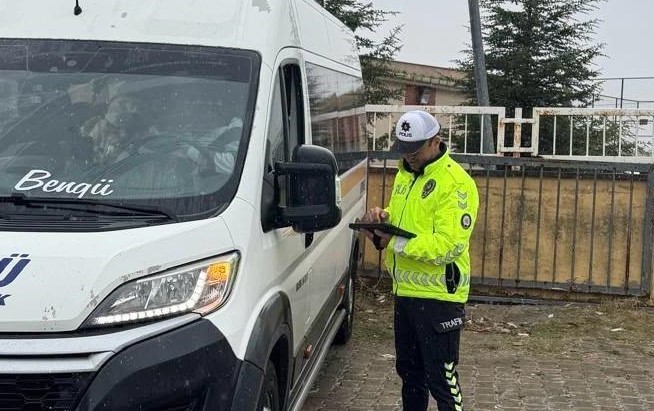 HAYRABOLU’DA POLİS EKİPLERİNDEN OKUL ÇEVRELERİNDE GÜVENLİK UYGULAMASI