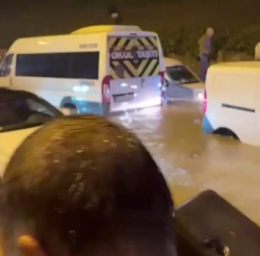 ÜMRANİYE’DE SAĞANAK YAĞIŞ NEDENİYLE ARAÇLAR SUDA MAHSUR KALDI