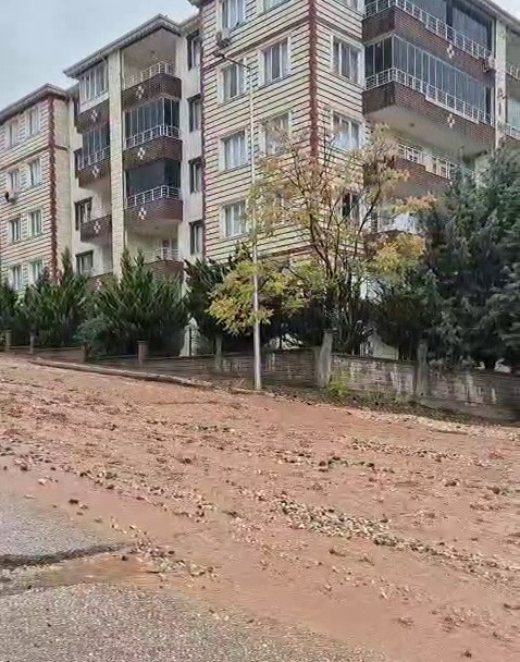 ADIYAMAN’DA ŞİDDETLİ YAĞIŞ TAŞKINA NEDEN OLDU