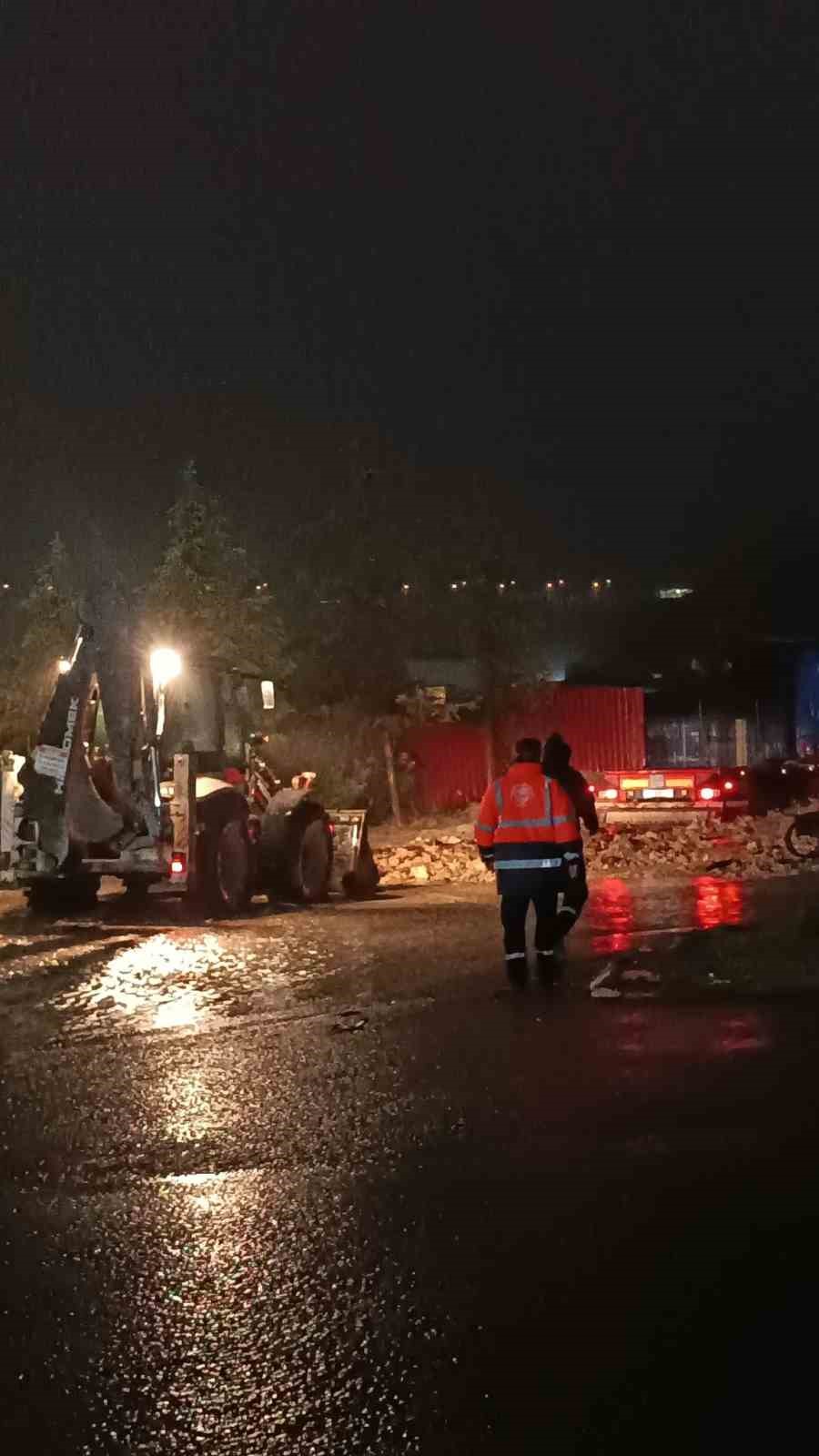 DİLOVASI’NDA SAĞANAK MESAİSİ