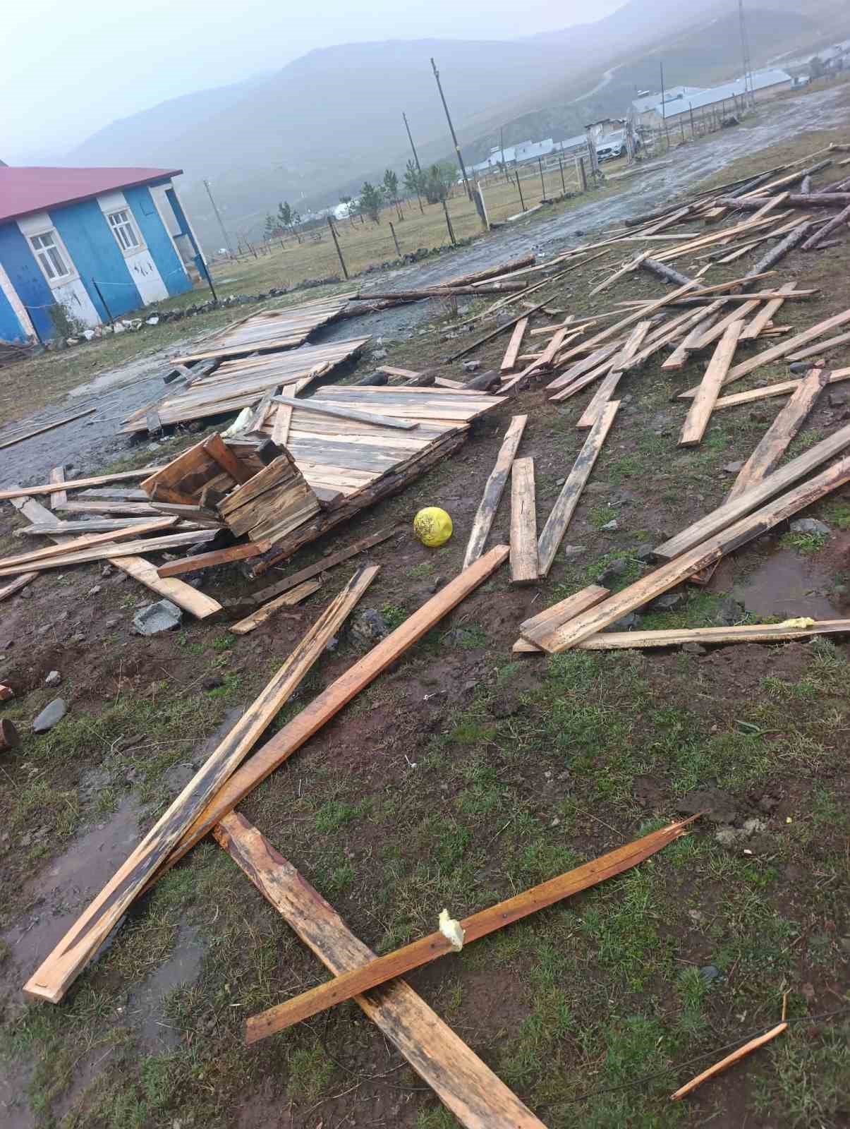 HORTUM TEKMAN’DA ÇATILARI UÇURDU