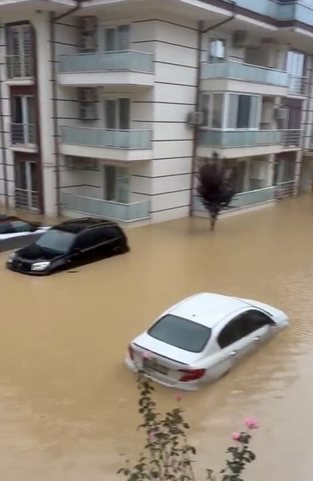 SAKARYA’DA DERELER TAŞTI, EVLERİ SU BASTI