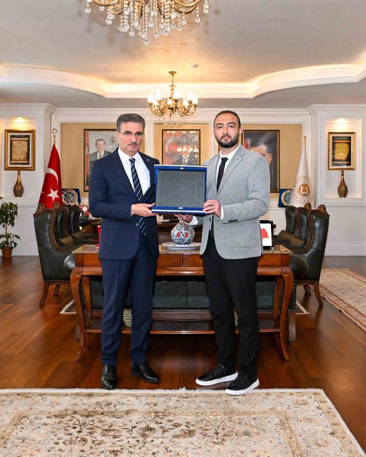 GENÇ AHİ’DEN VALİ BARUŞ’A ANLAMLI TAKDİM