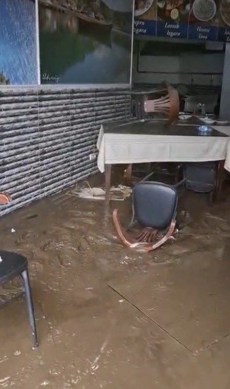AYAZAĞA’DA BİR BALIKÇIYI SU BASTI: DÜKKANDA MADDİ HASAR OLUŞTU