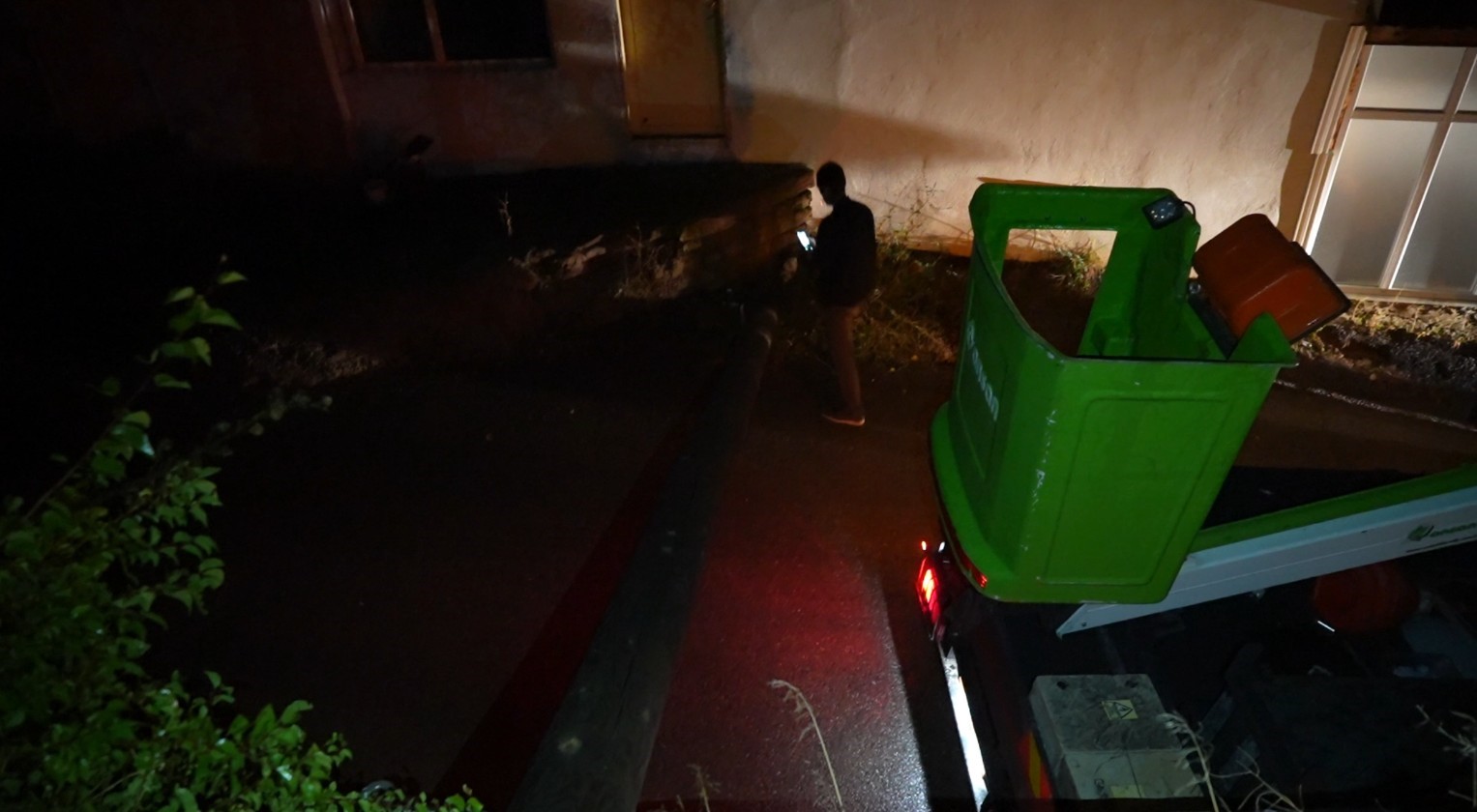 GÜMÜŞHANE’DE ELEKTRİK DİREĞİ 80 YAŞINDAKİ KADININ EVİNİN BAHÇESİNE DEVRİLDİ