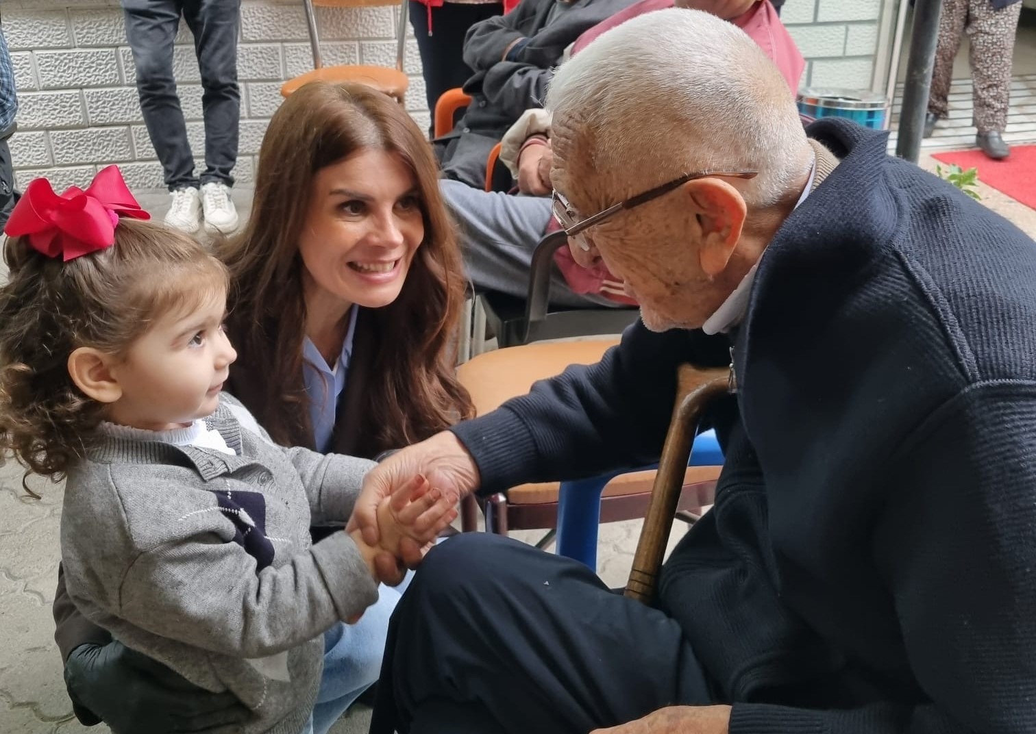 GENÇLER VE YAŞLILAR BİRLİKTE ÇİÇEK EKİP SEVGİYİ BÜYÜTTÜ