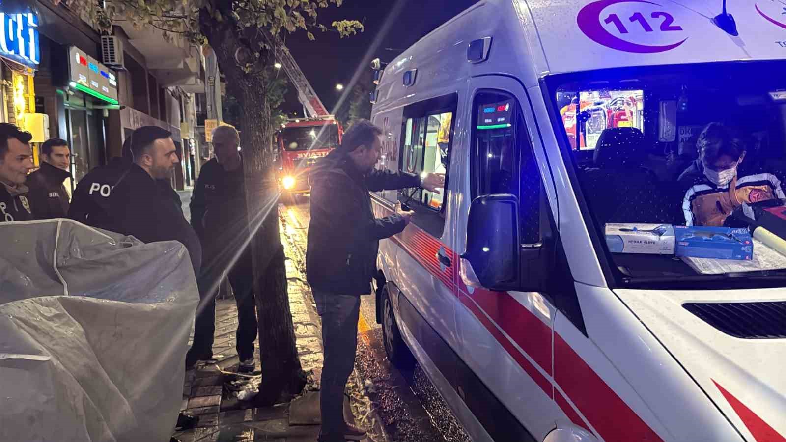 ALKOLLÜ ŞEKİLDE OCAĞA MAKARNA KOYUP UYUYAKALDI, KENDİSİNİ YANGINDAN KURTARAN EKİPLERE "BORCUM NE KADAR?" DİYE SORDU
