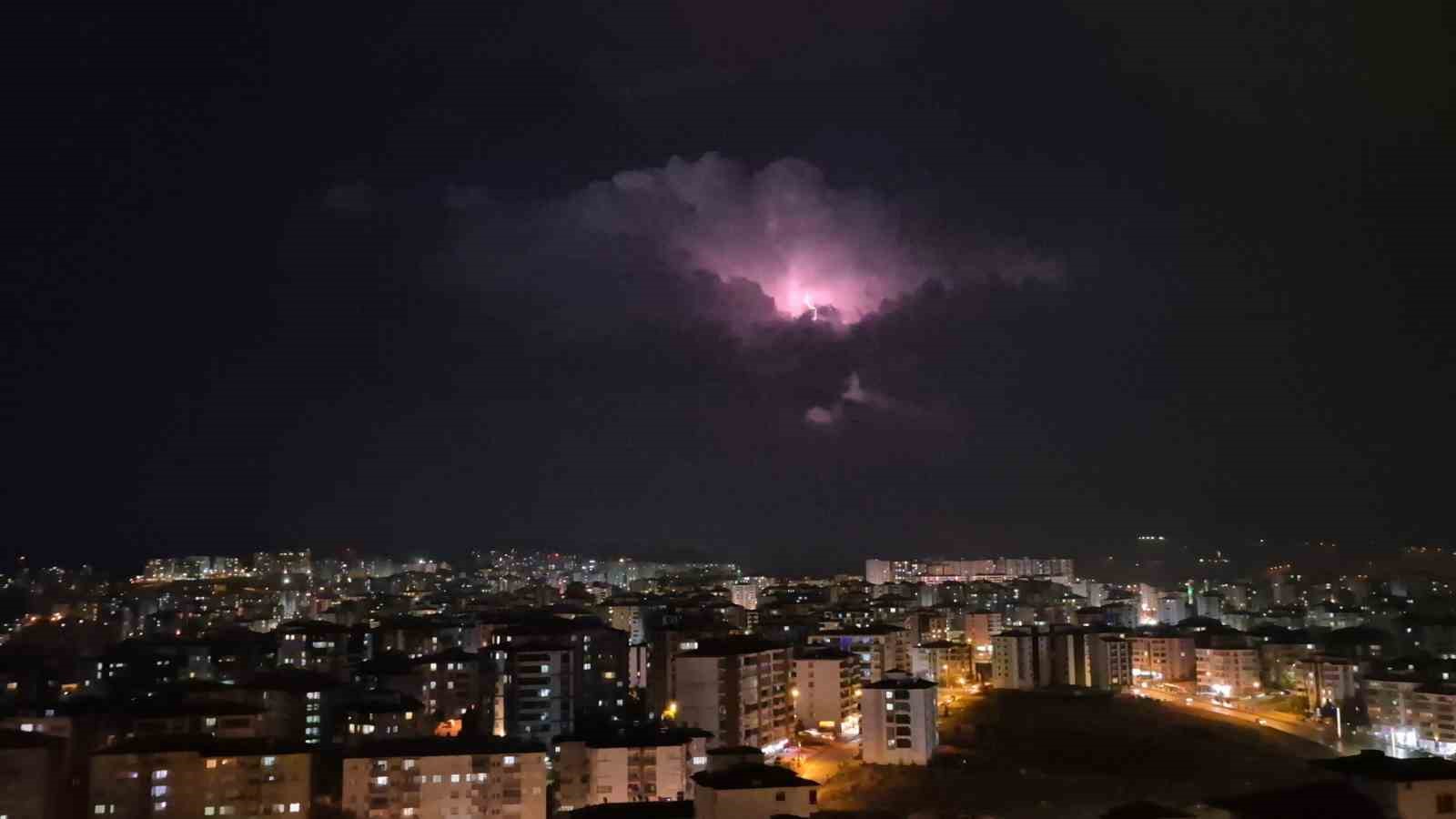 ELAZIĞ’DA BULUTLARIN ARASINDA ŞİMŞEK GÖSTERİSİ