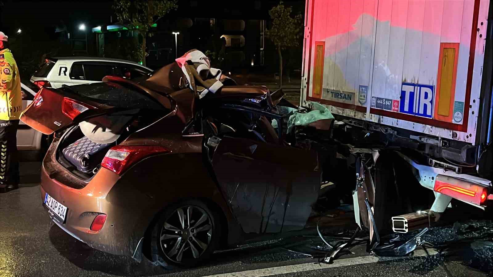 OTOMOBİL LASTİĞİ PATLAYAN TIRA OK GİBİ SAPLANDI: 2 YARALI