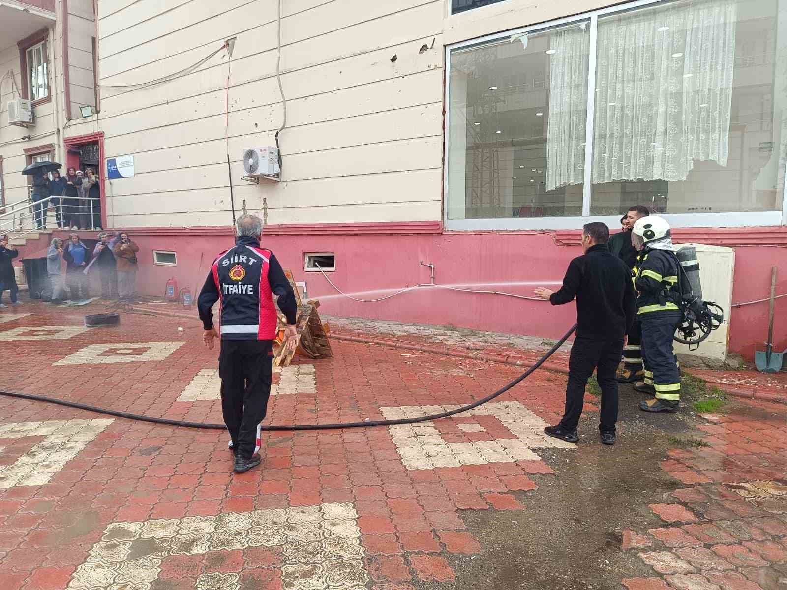 SİİRT’TE KIZ ÖĞRENCİ YURTLARINDA YANGIN TATBİKATI: ÖĞRENCİ VE PERSONELE UYGULAMALI EĞİTİM