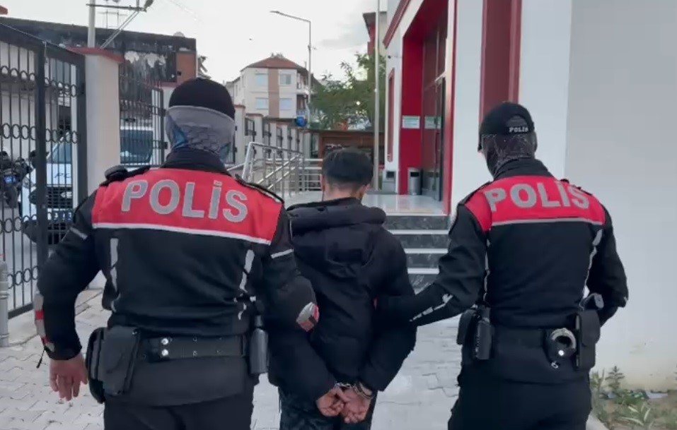 İZMİR’DE FİRARİLER POLİS TAKİBİNDEN KAÇAMADI