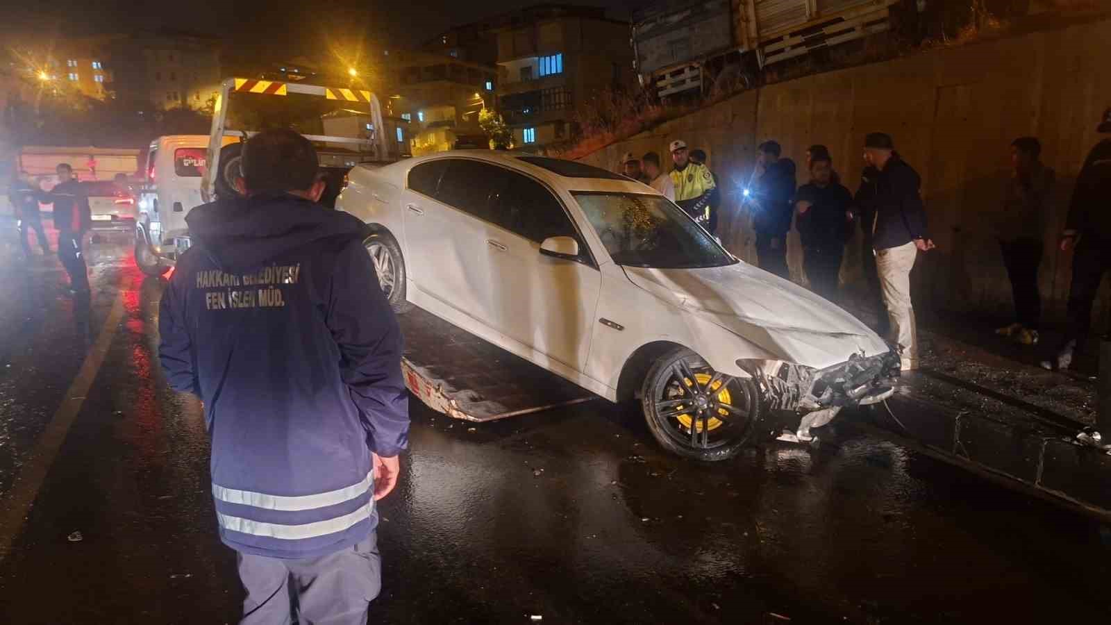 HAKKARİ’DE OTOMOBİL TABELAYA ÇARPTI: 1 YARALI