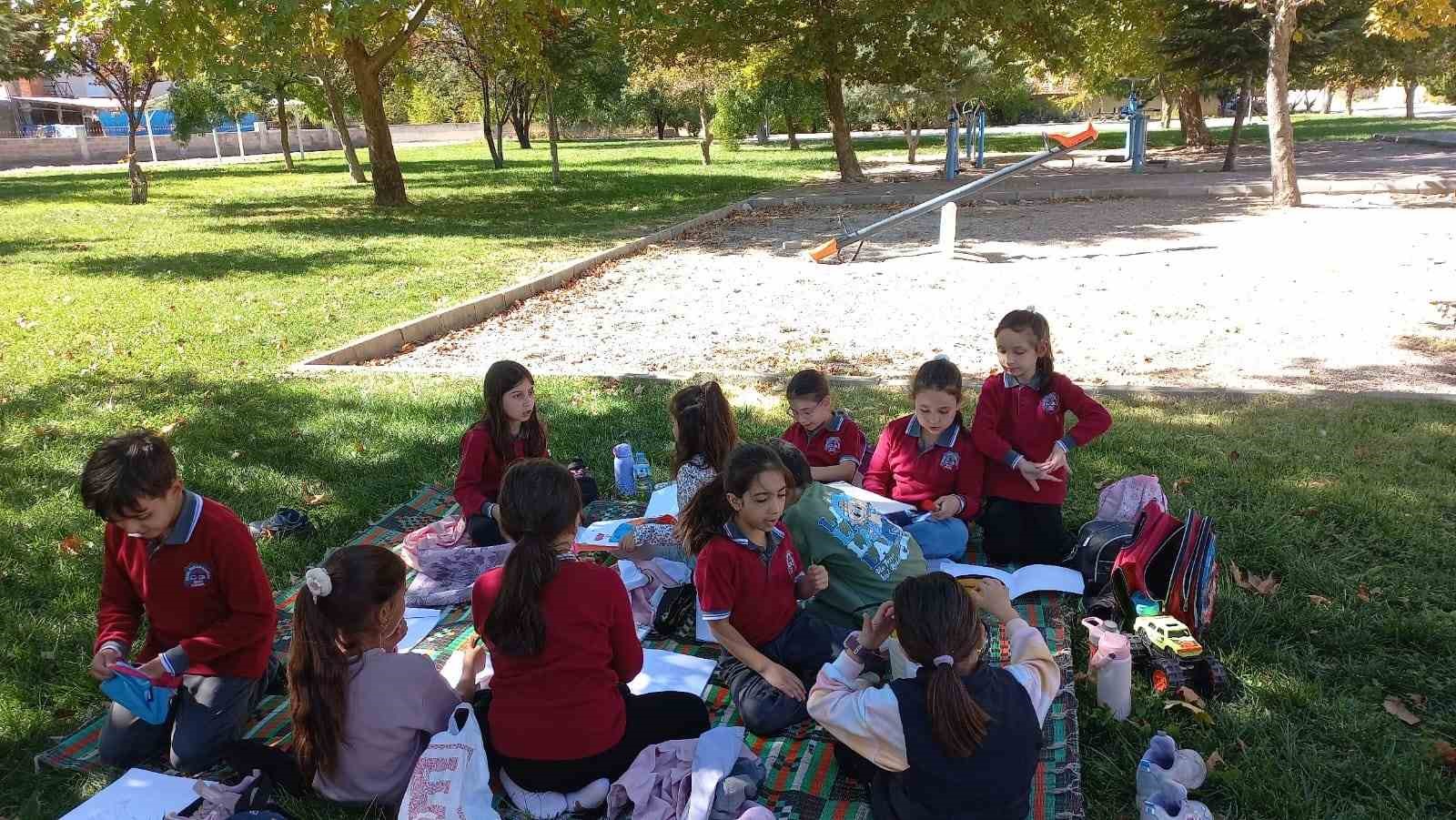 MİNİKLER HEM OYNADI HEM SAĞLIKLI BESLENMEYİ ÖĞRENDİ