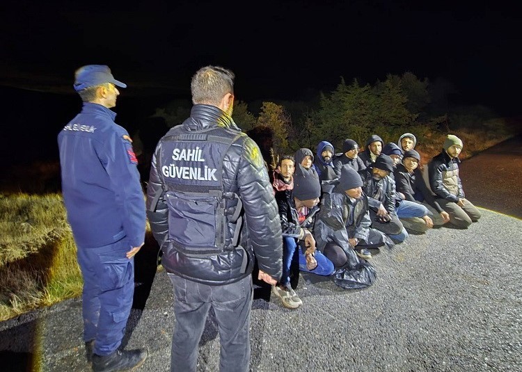 MOBİL RADAR TESPİT ETTİ, KAÇAK GÖÇMENLER YAKALANDI