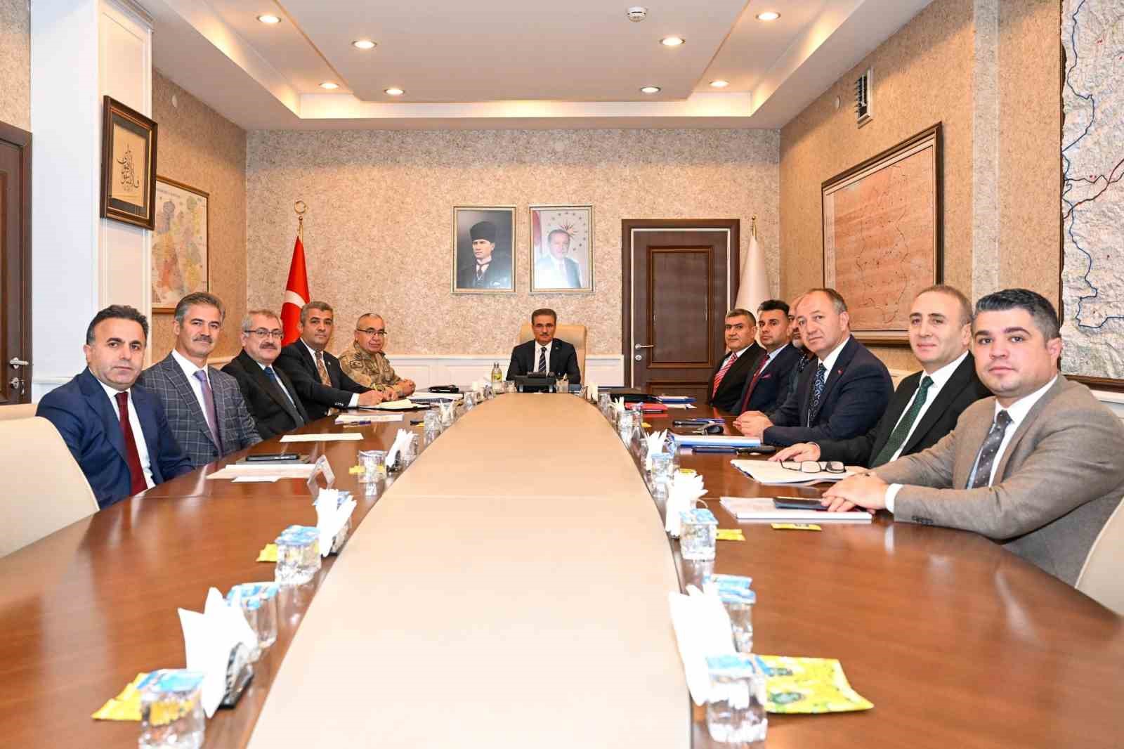ERZURUM’DA GENÇLERİN DİJİTAL DÜNYASI MASAYA YATIRILDI