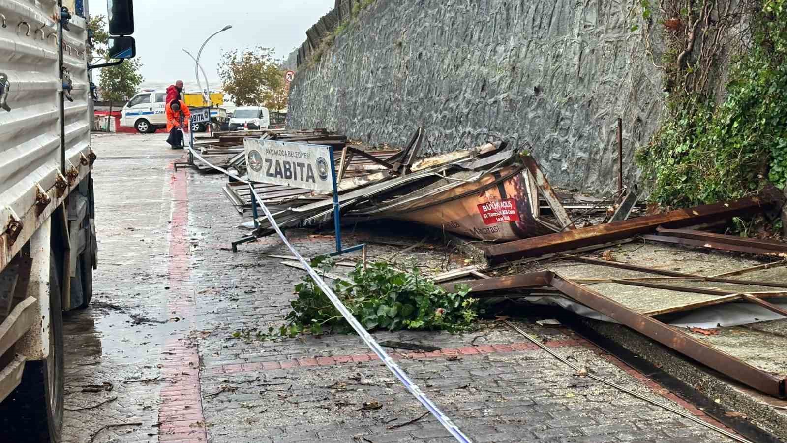 RÜZGAR AÇIK HAVA REKLAM TABELALARINI YERLE BİR ETTİ