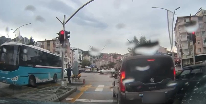 AMBULANSA YOL AÇMAK İÇİN ARAÇLARINDAN İNİP SÜRÜCÜYÜ UYARDI