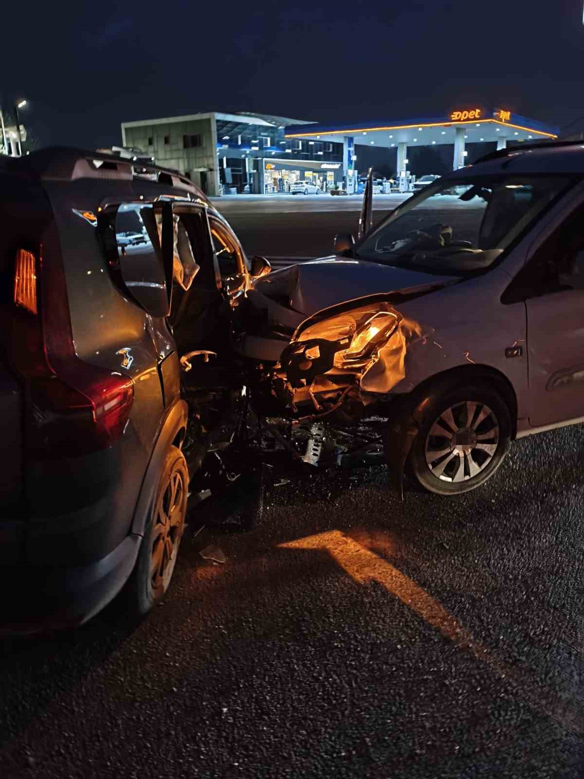 DİYARBAKIR’DA OTOMOBİLLER ÇARPIŞTI: 2 YARALI