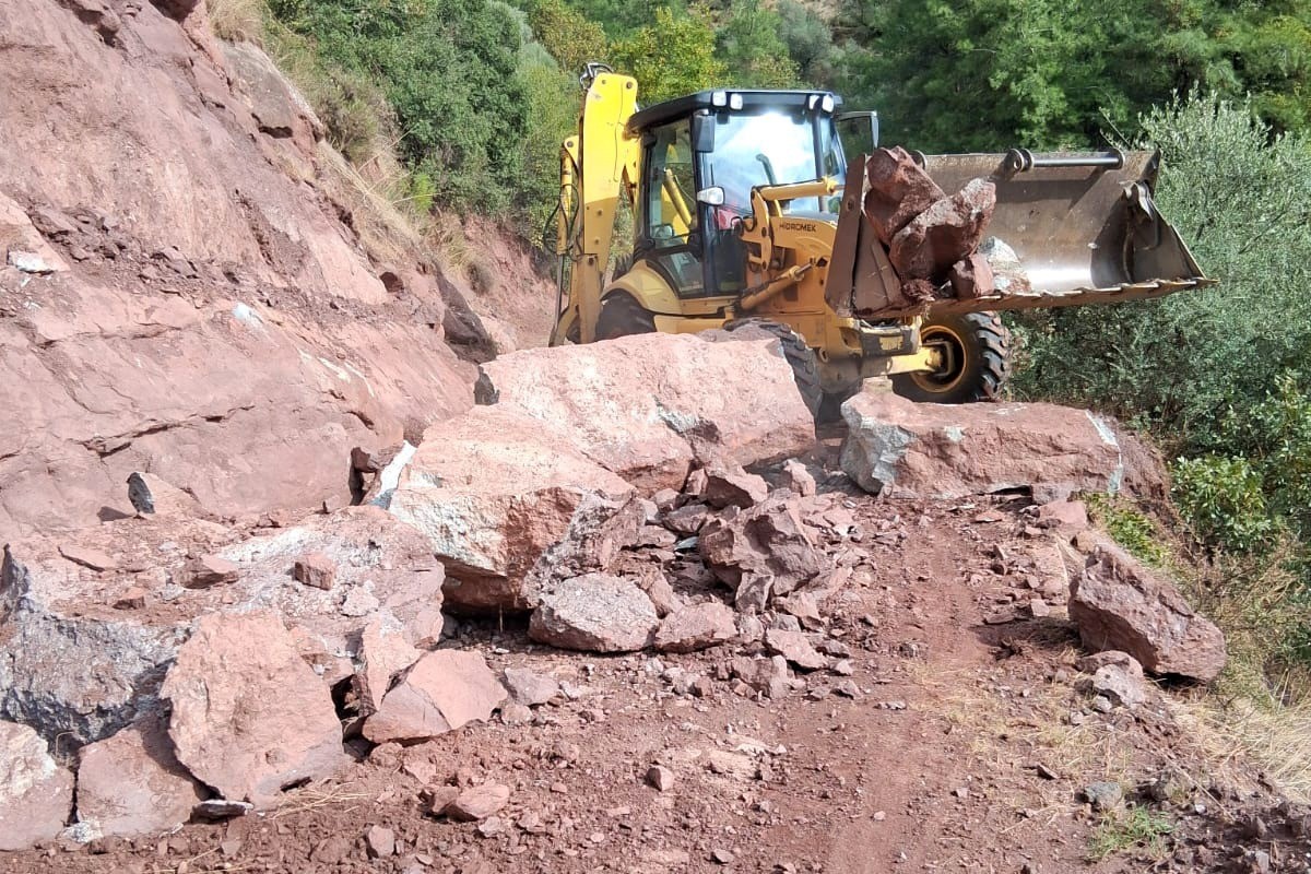 EFELER’DE SAĞANAK YAĞIŞIN KAPATTIĞI MAHALLE YOLLARI YENİDEN AÇILDI