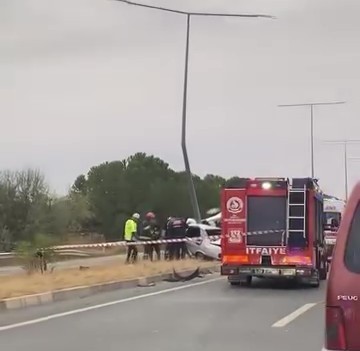 ELEKTRİK DİREĞİNE ÇARPAN TOFAŞ İKİYE BÖLÜNDÜ: 1 ÖLÜ