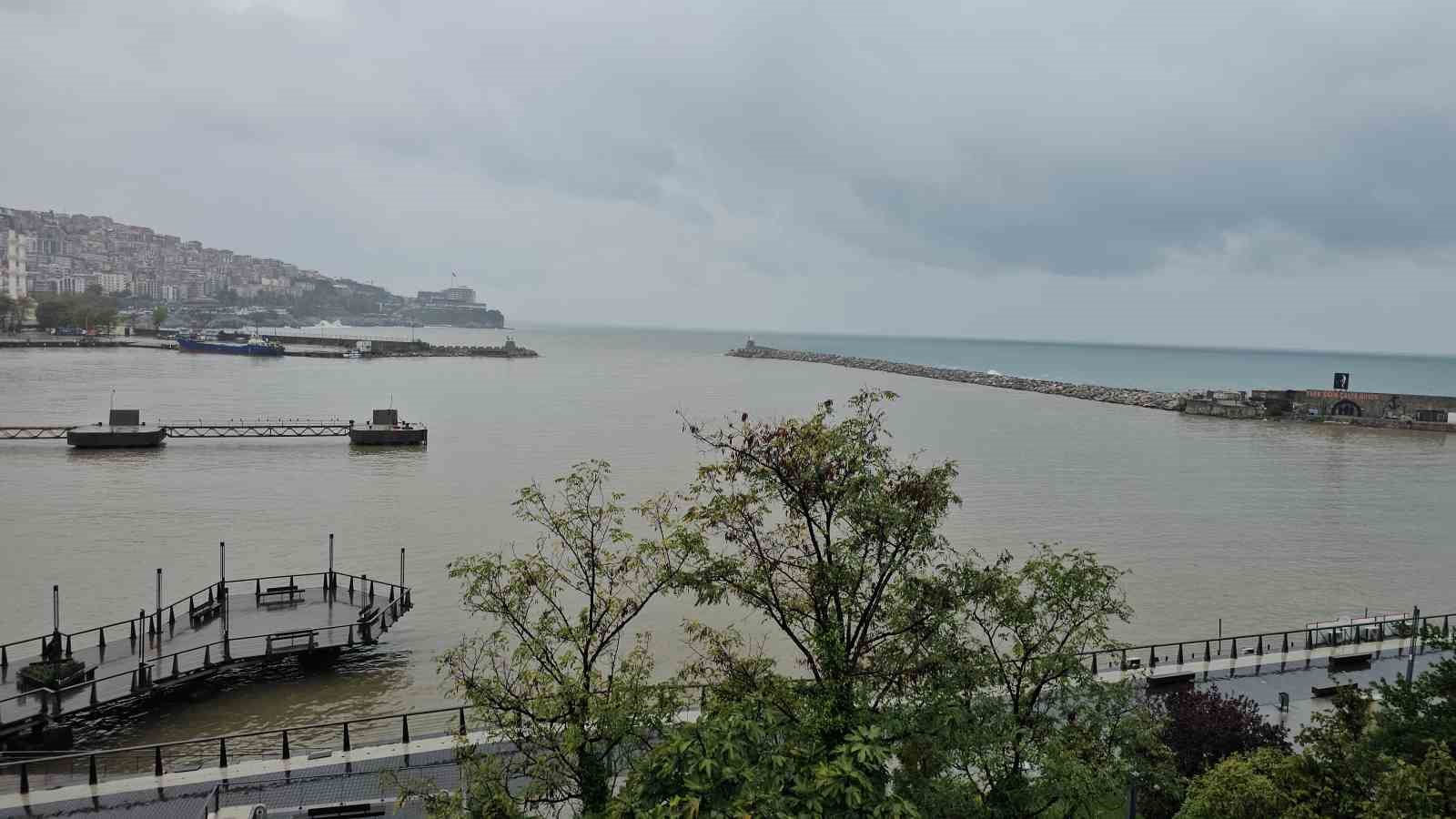 ZONGULDAK’TA SAĞANAK YAĞIŞ LİMANIN RENGİNİ DEĞİŞTİRDİ
