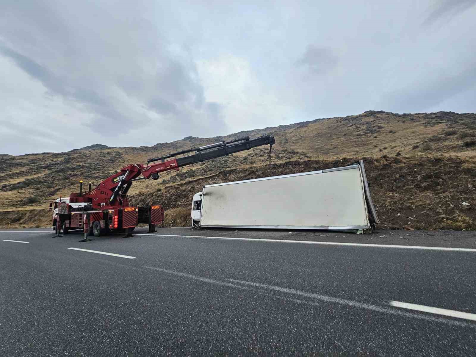 IĞDIR-DOĞUBAYAZIT YOLUNDA ARAÇ DEVRİLDİ: YOL TRAFİĞE KAPANDI