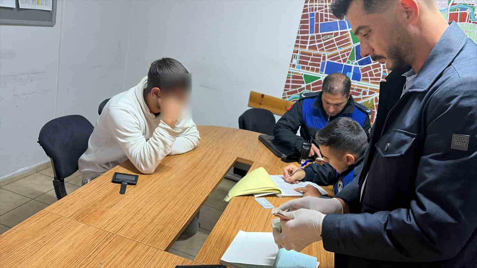 YALAN SÖYLEYEREK TRAMVAYDA PARA TOPLAYAN DİLENCİYE ZABITA ENGELİ